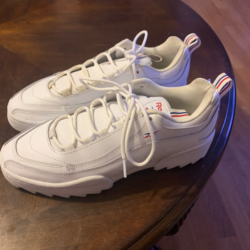 Woman sneaker size 8/12